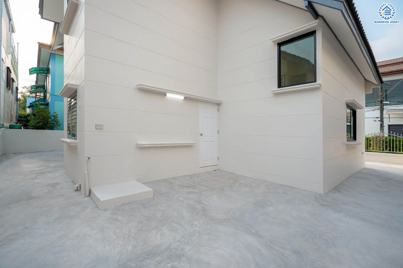 บ้านมือสองตกแต่งใหม่ โครงการ กฤษดานคร16-17 บรมราชชนนี-พุทธมณฑลสาย3 เนื้อที่ 60 ตร.ว. ฟังก์ชัน 3 ห้องนอน 3 ห้องน้ำ 1 ห้องอเนกประสงค์ จอดรถได้ 1 คัน บนทำเลศักยภาพ เชื่อมต่อเมืองอย่างรวดเร็ว ใกล้ทางคู่ขนานลอยฟ้าบรมราชชนนี ม.มหิดล และเซ็นทรัลศาลายา